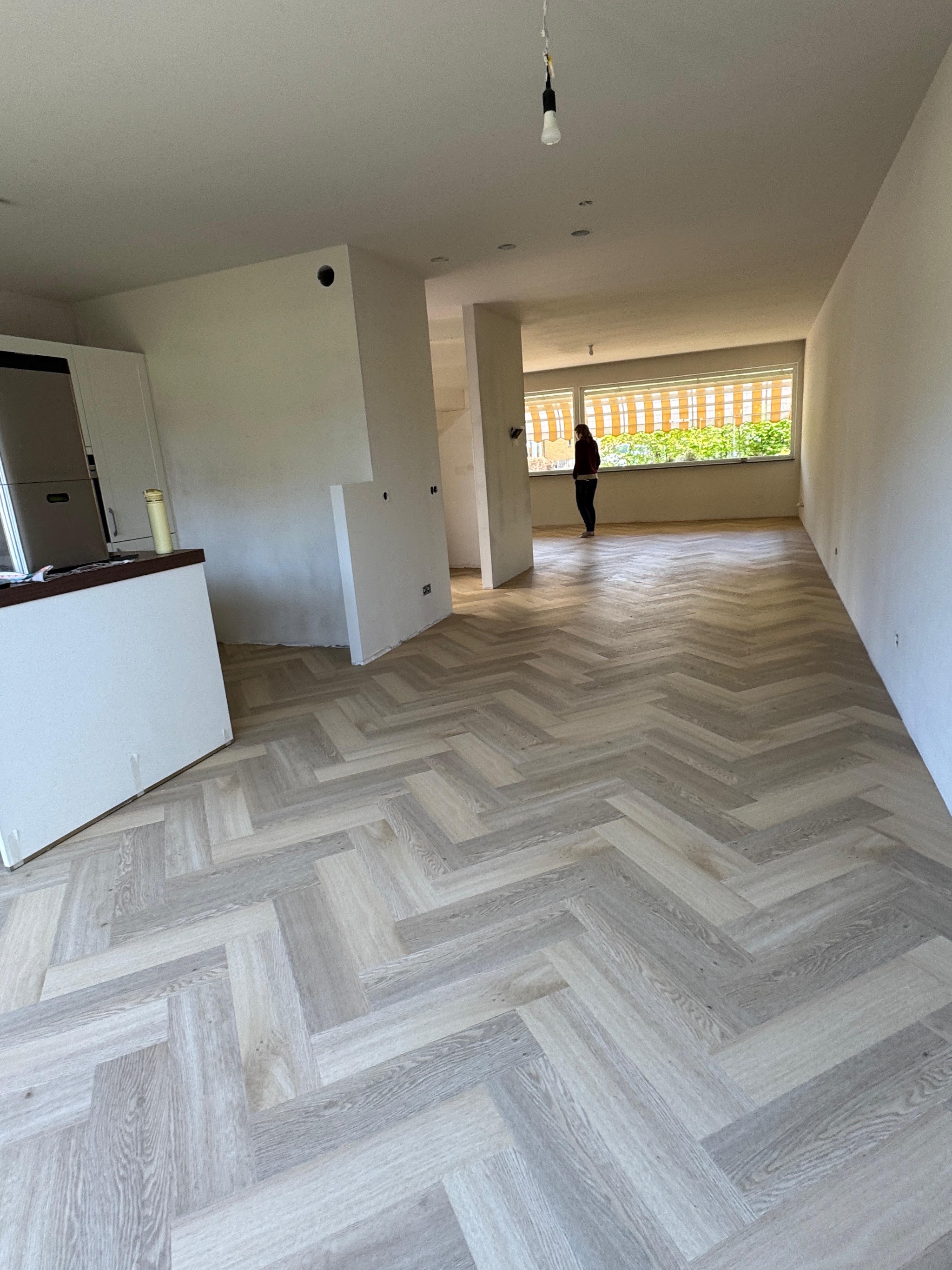 Lichtgrijze PVC visgraat in een open nieuwbouwwoning