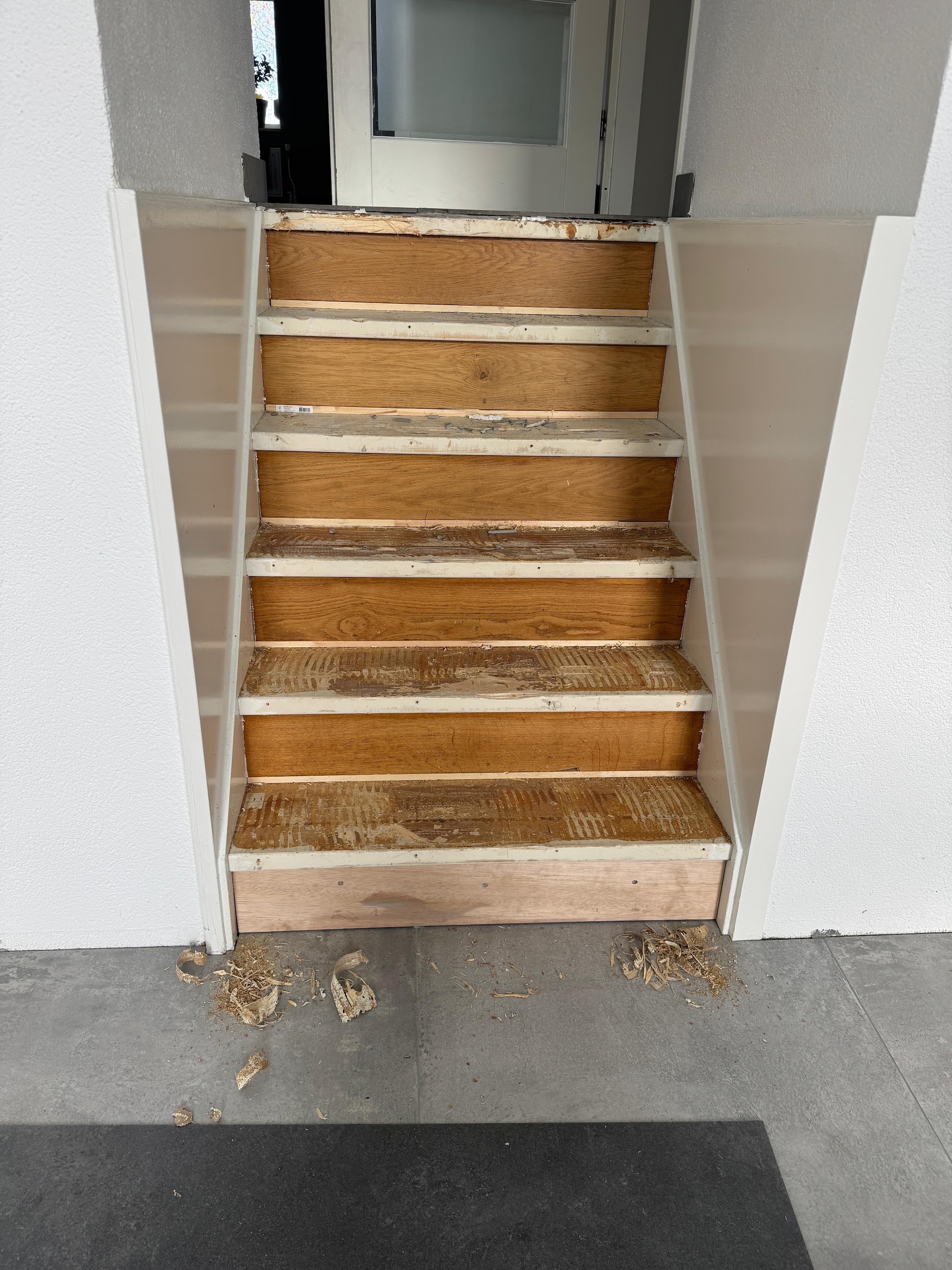 Trap tijdens de renovatie, oude bekleding verwijderd