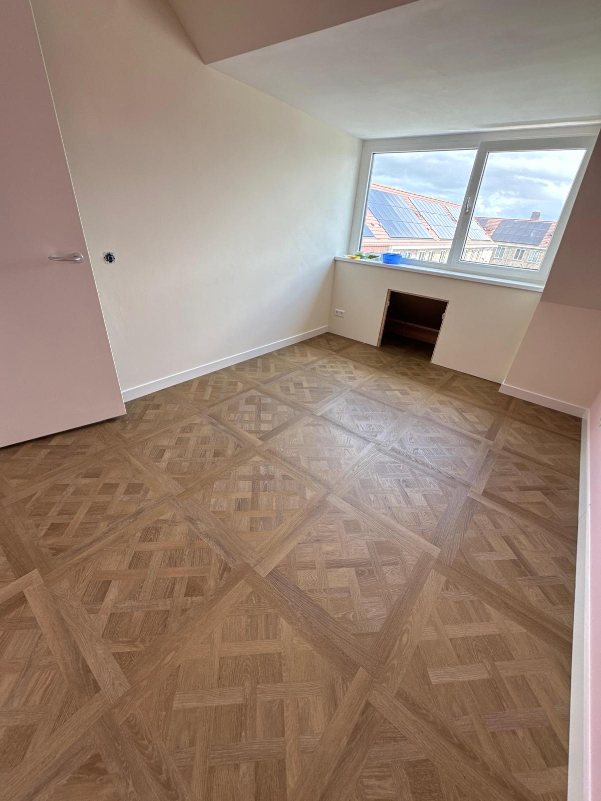 Vloer in een patroon van vierkante panelen op een zolderkamer