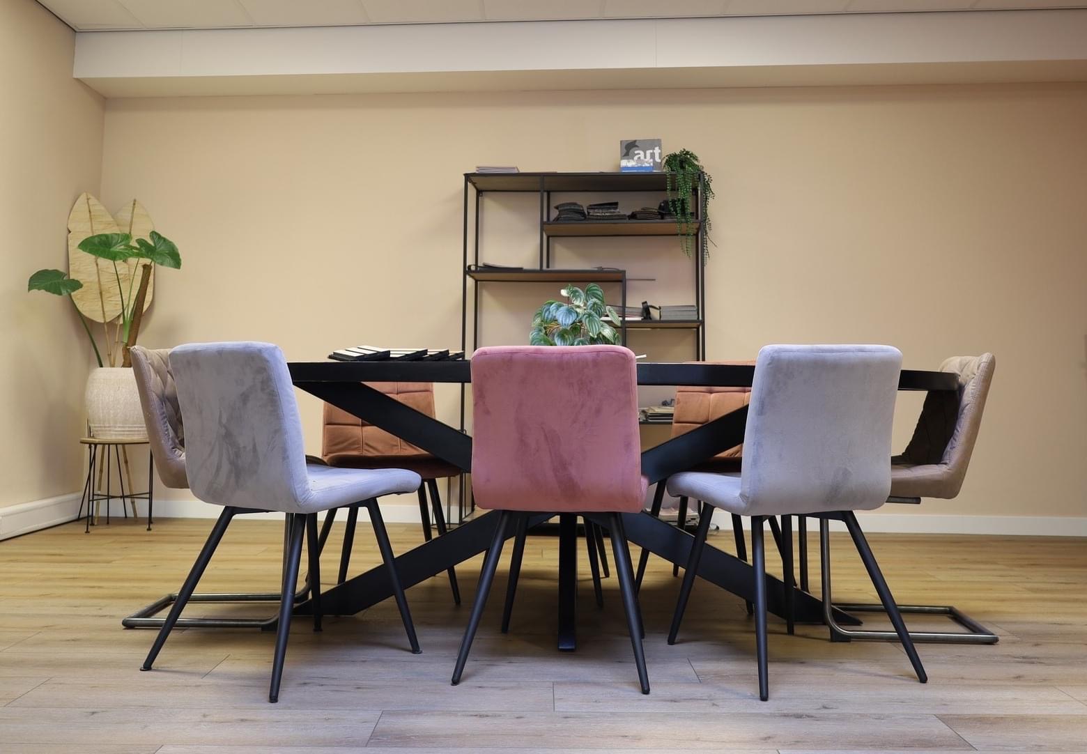 Tafel in de showroom van R.S. Flooring met stalen en vloerborden