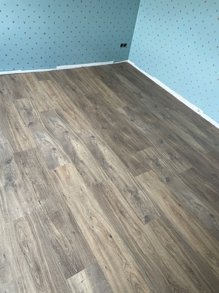 Slaapkamer met donkere eiken PVC planken