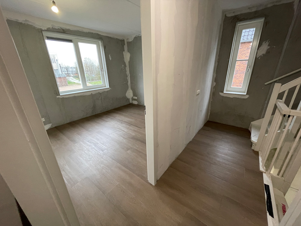 Overloop en kamer met donkere eiken PVC planken