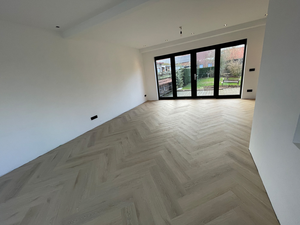 Lichtgrijze PVC visgraat richting de tuindeuren