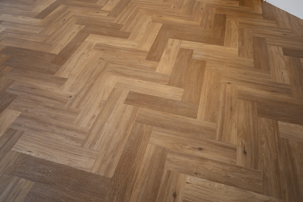 Close-up van een eiken PVC visgraatvloer