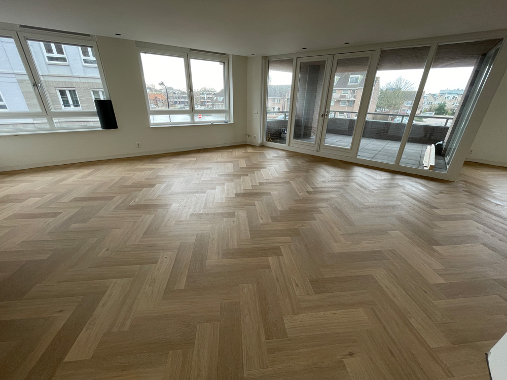 Penthouse met grote ramen en een eiken PVC visgraatvloer